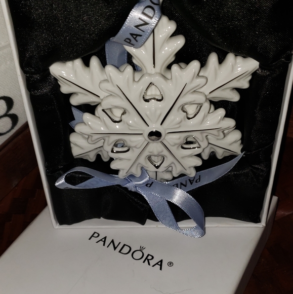 Pandora | Trio Snowflake ornament 3D porcelain - Picture 3 of 12